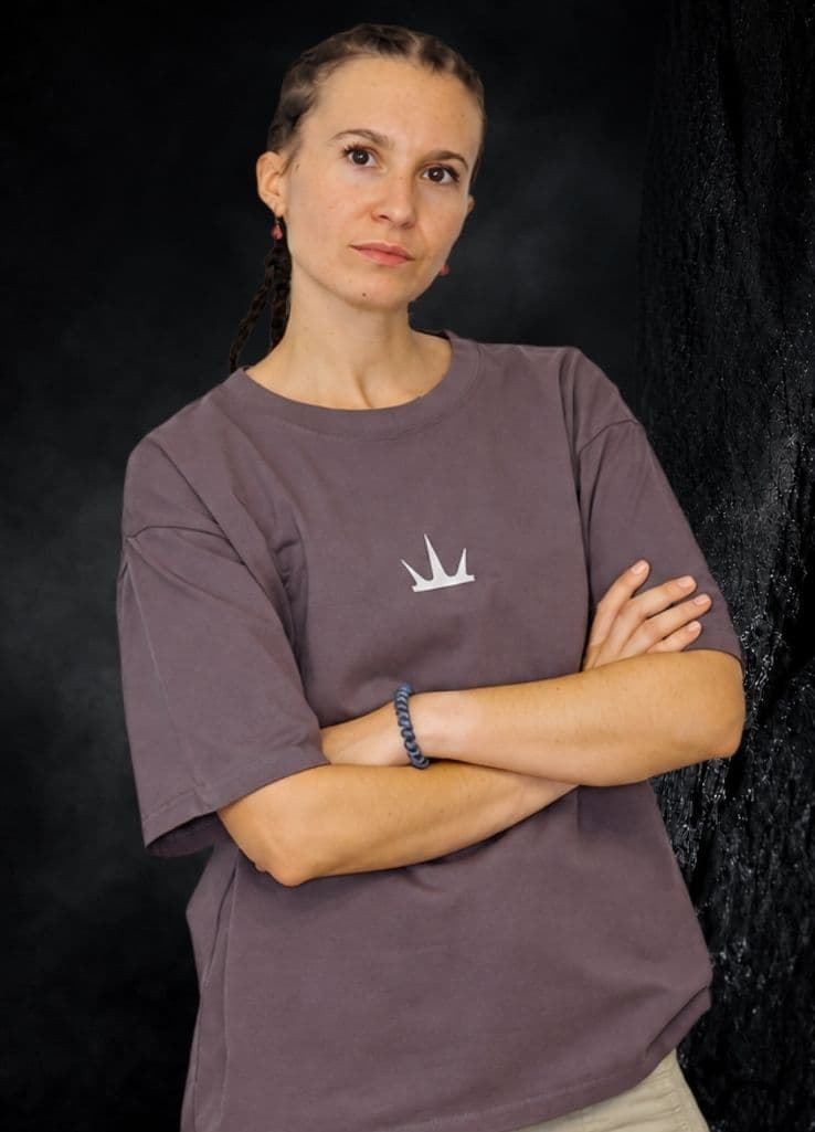 Modelo con camiseta de WEAR THE STUDIO