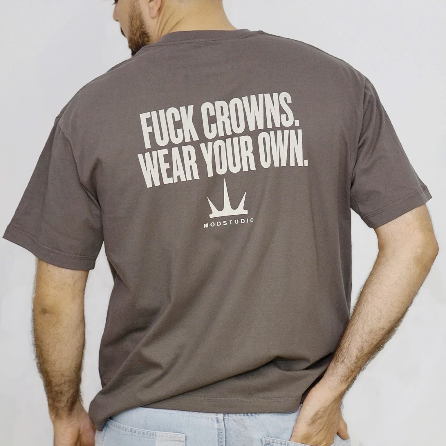 Modelo mostrando la espalda de la camiseta F**K CROWNS