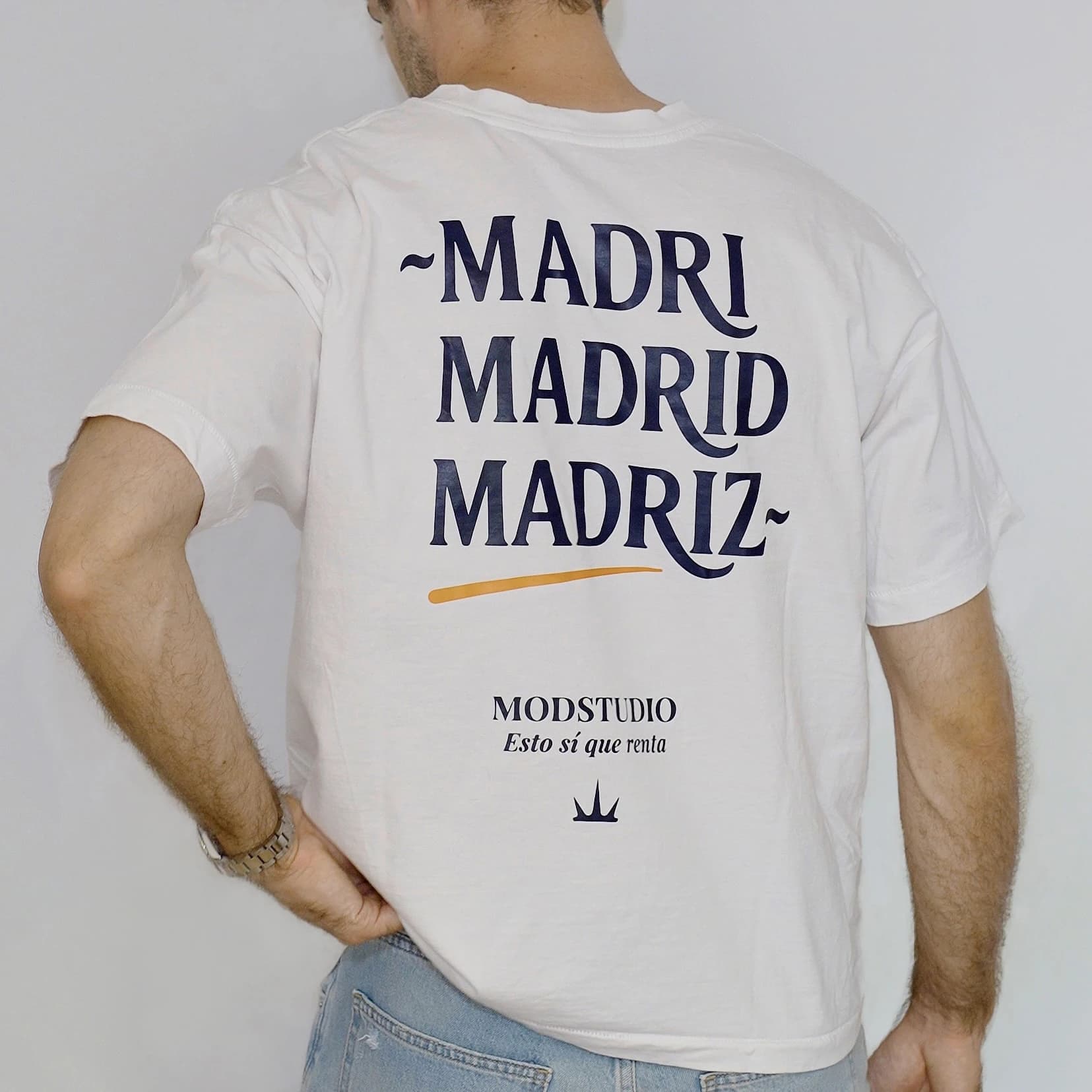 Modelo mostrando la espalda de la camiseta Madrid Edition