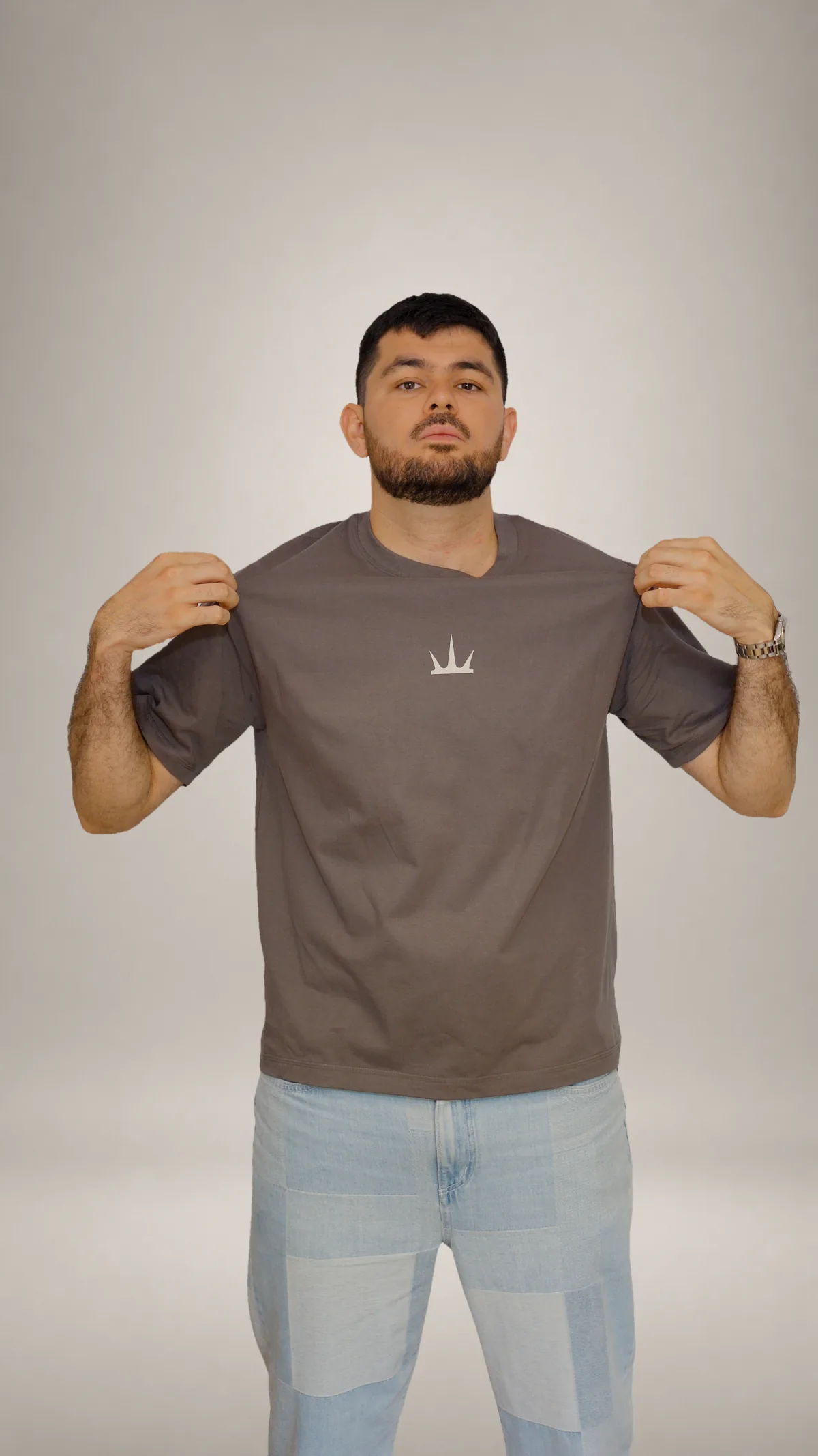 Modelo con F**K CROWNS mostrando la corona frontal