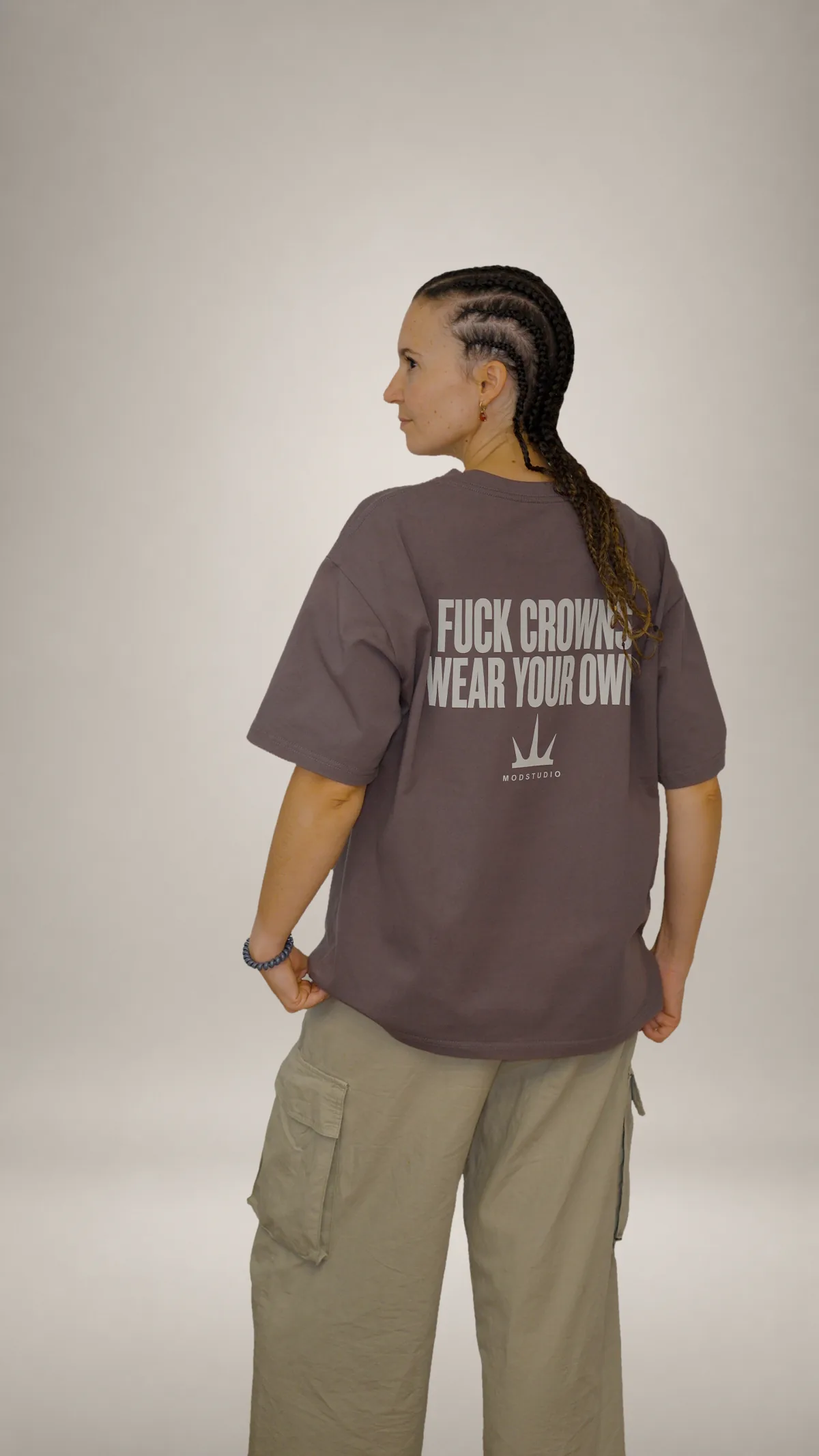 Modelo con F**K CROWNS en una pose de espalda