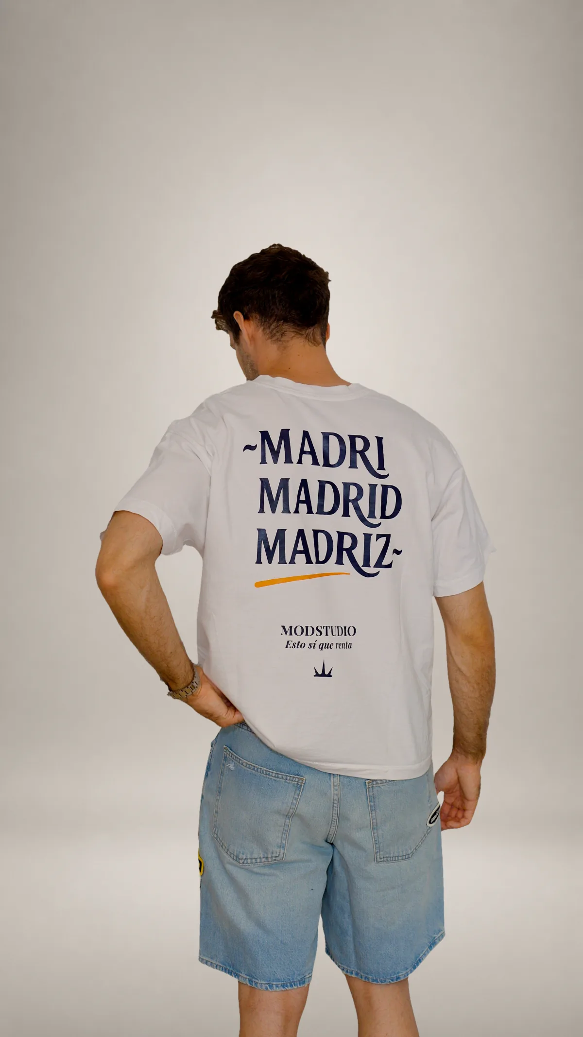 Modelo con Madrid Edition mostrando el estampado trasero