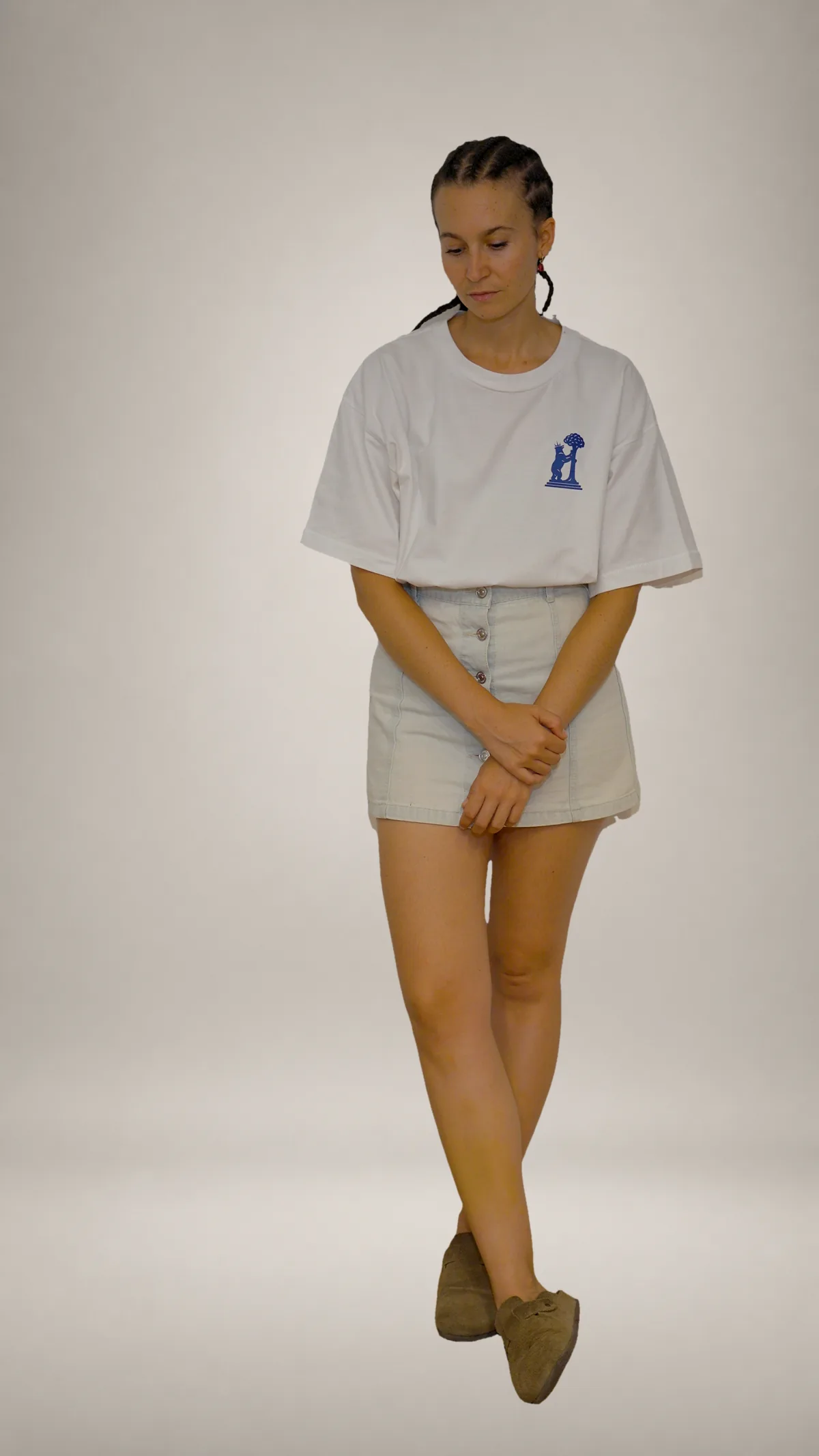 Modelo con Madrid Edition en una pose frontal