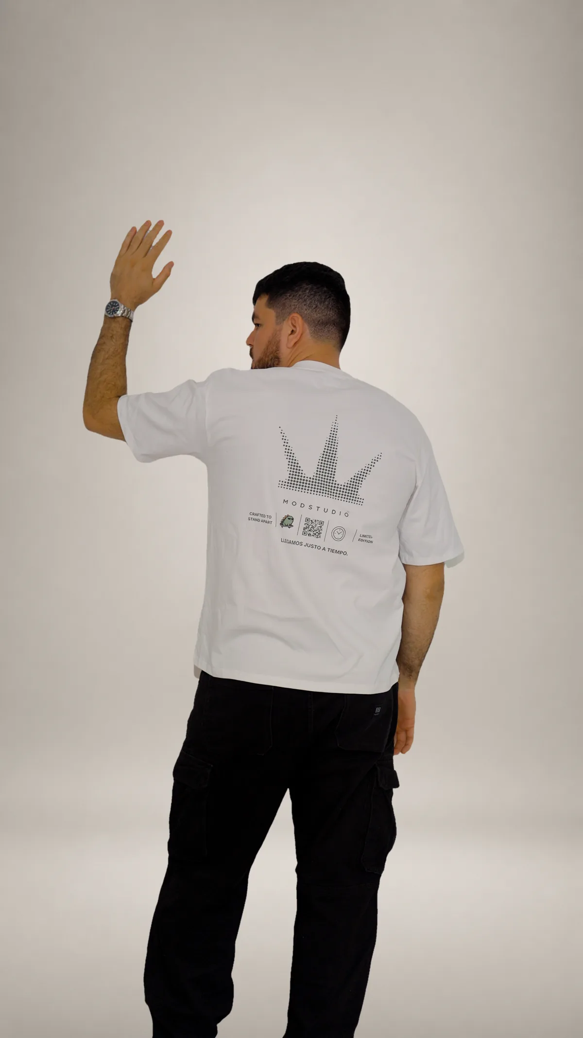 Modelo con Royal Green mostrando la gráfica trasera